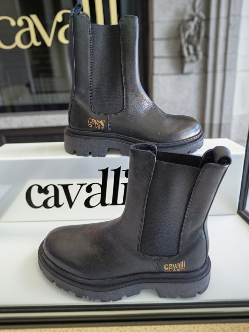 New $570 Roberto Cavalli Cortina Black Leather Lug Chelsea Boot EU 39